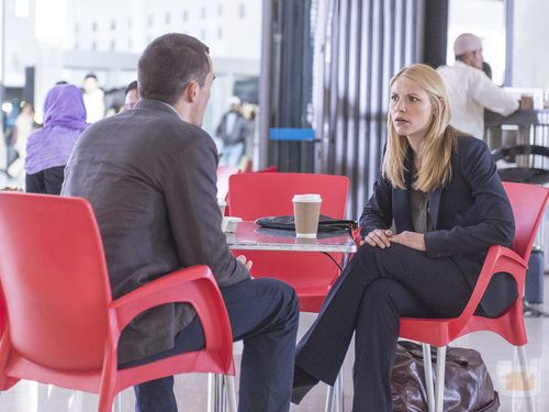 Rupert Friend y Claire Danes en la temporada 4 de 'Homeland'
