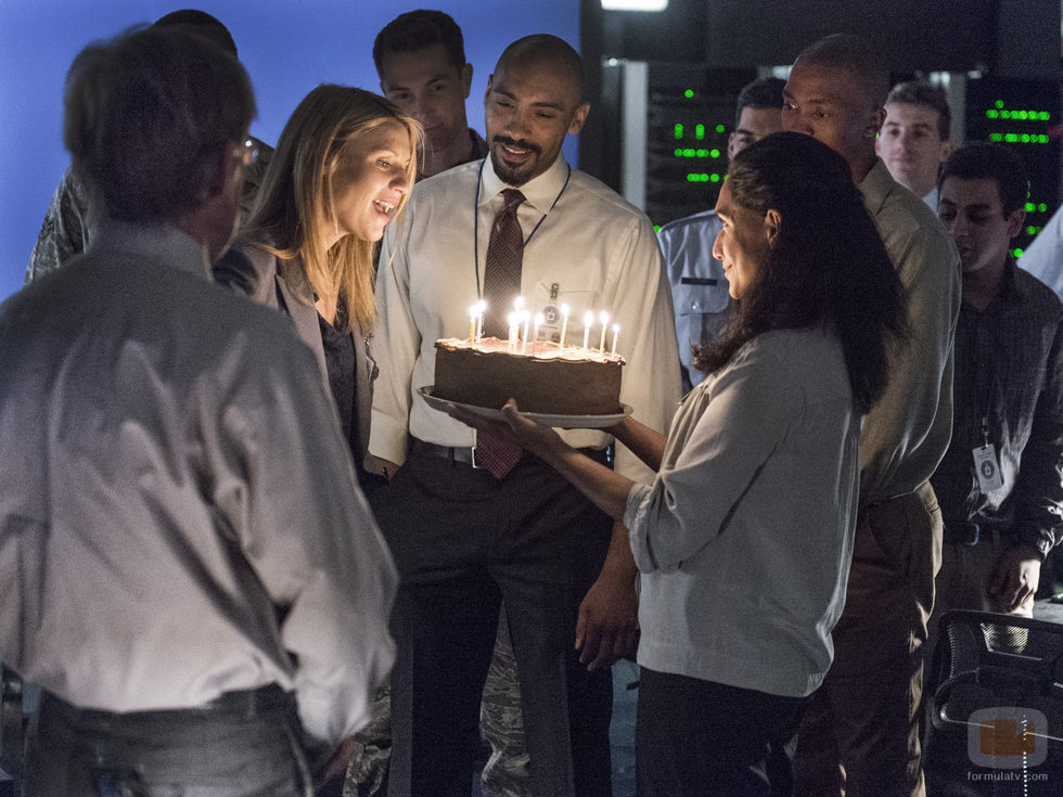 Claire Danes soplando las velas en 'Homeland'