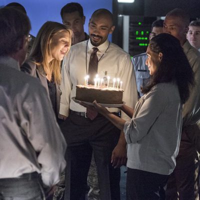 Claire Danes soplando las velas en 'Homeland'