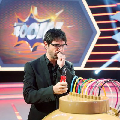 Juanra, a punto de cortar un cable en 'Boom'