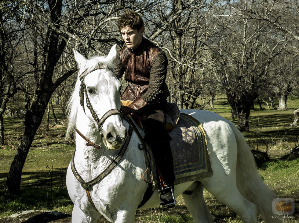Nuño se empeña en participar en la carrera de caballos organizada por el Rey
