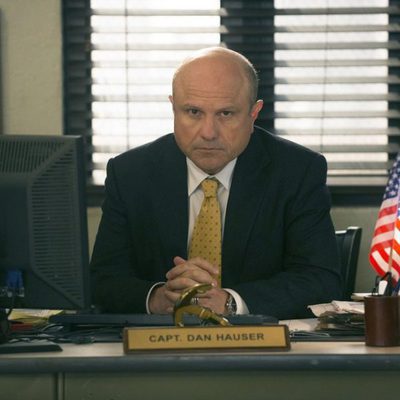 Enrico Colantoni es Dan Hauser en 'The Mysteries of Laura'