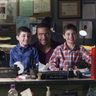 Laz Alonso y los gemelos en 'The Mysteries of Laura'