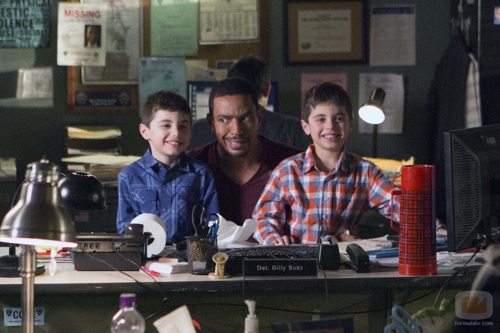 Laz Alonso y los gemelos en 'The Mysteries of Laura'