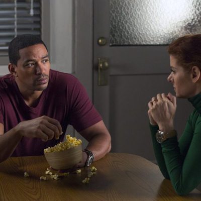 Laz Alonso y Debra Messing en la cocina en 'The Mysteries of Laura'