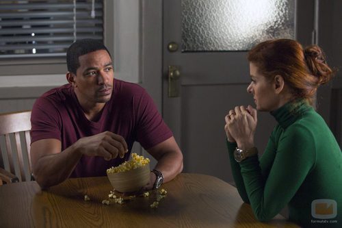 Laz Alonso y Debra Messing en la cocina en 'The Mysteries of Laura'