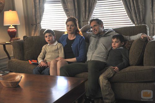 Debra Messing, Josh Lucas y los gemelos en 'The Mysteries of Laura'