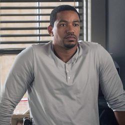 Laz Alonso pensativo en 'The Mysteries of Laura'