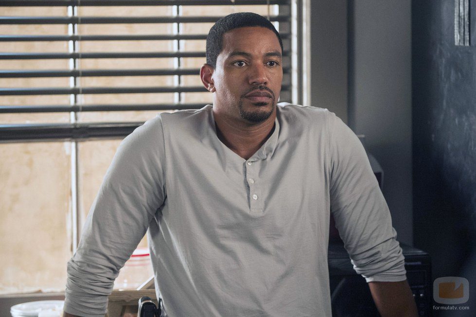 Laz Alonso pensativo en 'The Mysteries of Laura'