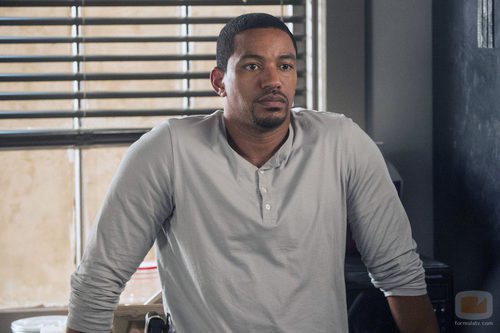 Laz Alonso pensativo en 'The Mysteries of Laura'