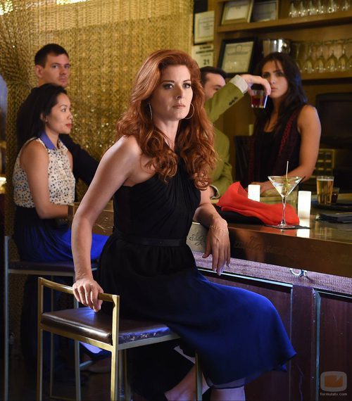 Laura Diamond con traje de noche en 'The Mysteries of Laura'