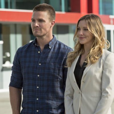 Stephen Amell y Katie Cassidy en 'Arrow'