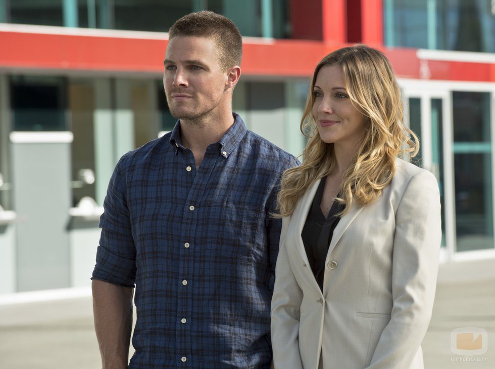 Stephen Amell y Katie Cassidy en 'Arrow'