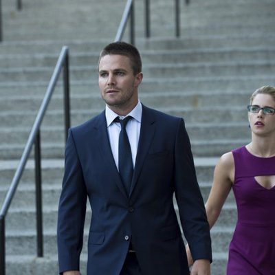Stephen Amell y Emily Bett Rickards en 'Arrow'