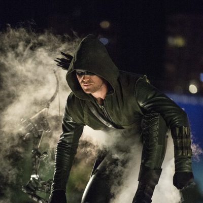 Stephen Amell se vuelve a enfundar su traje verde en 'Arrow'