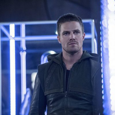 Oliver Queen en su guarida secreta en 'Arrow'