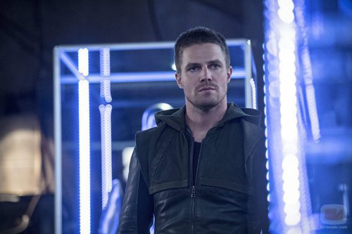 Oliver Queen en su guarida secreta en 'Arrow'