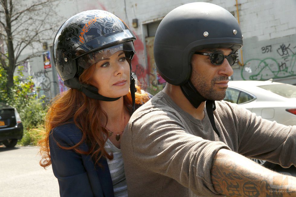 Debra Messing en moto en 'The Mysteries of Laura'
