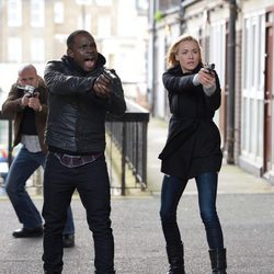 Yvonne Strahovski y Gbenga Akinnagbe en '24: Vive otro día'