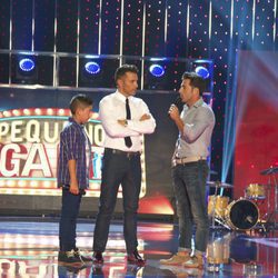 David Bustamante junto a Aaron y Jesús Vázquez en 'Pequeños gigantes'