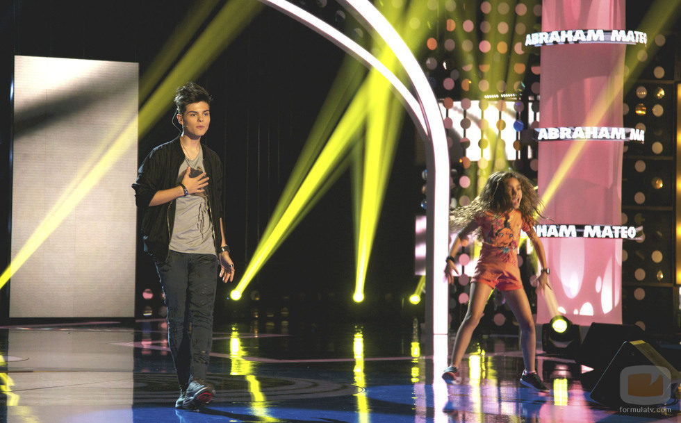Abraham Mateo actua en el plató de 'Pequeños gigantes'
