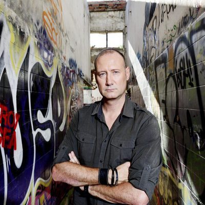 Pedro García Aguado en un edificio abandonado