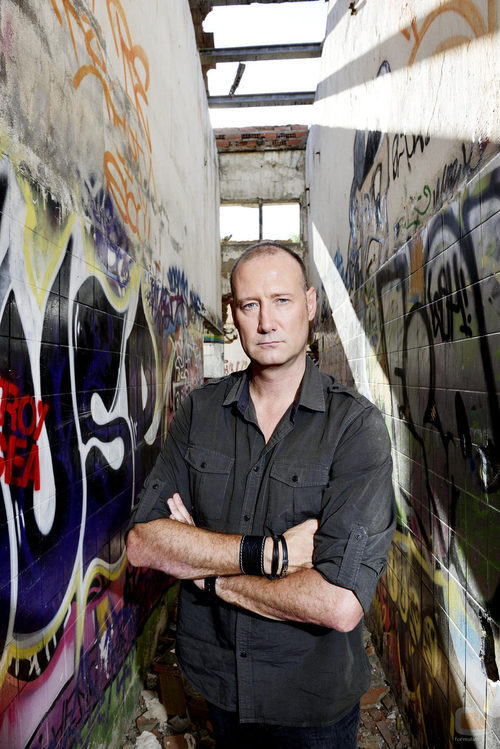 Pedro García Aguado en un edificio abandonado