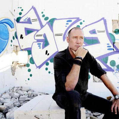 Pedro García Aguado delante de un graffiti