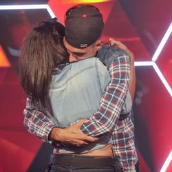 Lucía y Omar se abrazan en la gala 7 de 'GH 15'