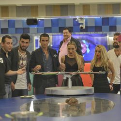 Santiago Segura y los concursantes de 'GH 15' en la prueba de la inmunidad