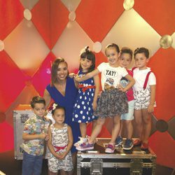 Chenoa junto con los concursantes en 'Pequeños gigantes'