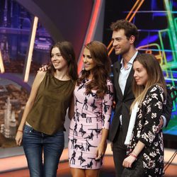 Peter Vives y Paula Echevarría se fotografían con sus fans en 'El hormiguero'