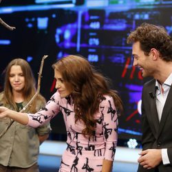 Paula Echevarría y Peter Vives con un mono en 'El hormiguero'