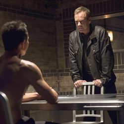 Jack Bauer interroga a un sospechoso en '24: Vive otro día'