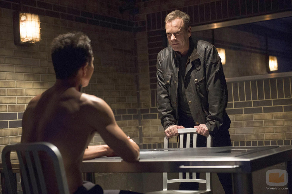 Jack Bauer interroga a un sospechoso en '24: Vive otro día'