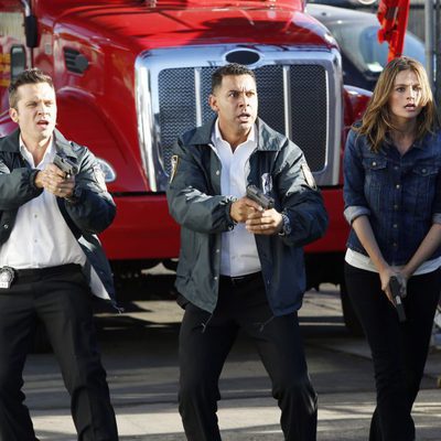 Seamus Dever, Jon Huertas y Stana Katic en la séptima temporada de Castle