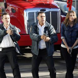 Seamus Dever, Jon Huertas y Stana Katic en la séptima temporada de Castle