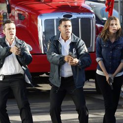 Seamus Dever, Jon Huertas y Stana Katic en la séptima temporada de Castle