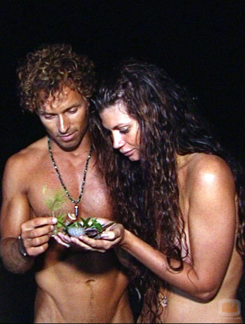 Iván y Miriam observan una planta en 'Adán y Eva'