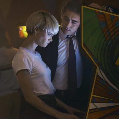 Lee Pace es Joe MacMillan y Mackenzie Davis es Cameron Howe en 'Halt and Catch Fire'