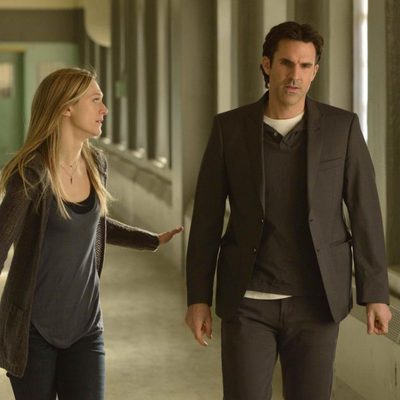 Paul Schneider es Clark Rylance y Marin Ireland es Christine Rosa en 'The Divide'