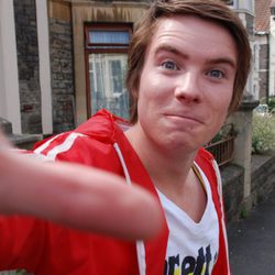 Joseph Dempsie como Chris Miles en 'Skins'