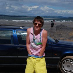 Joseph Dempsie posando como Chris Miles en 'Skins'