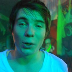 Joseph Dempsie interpreta al personaje de Chris en 'Skins'