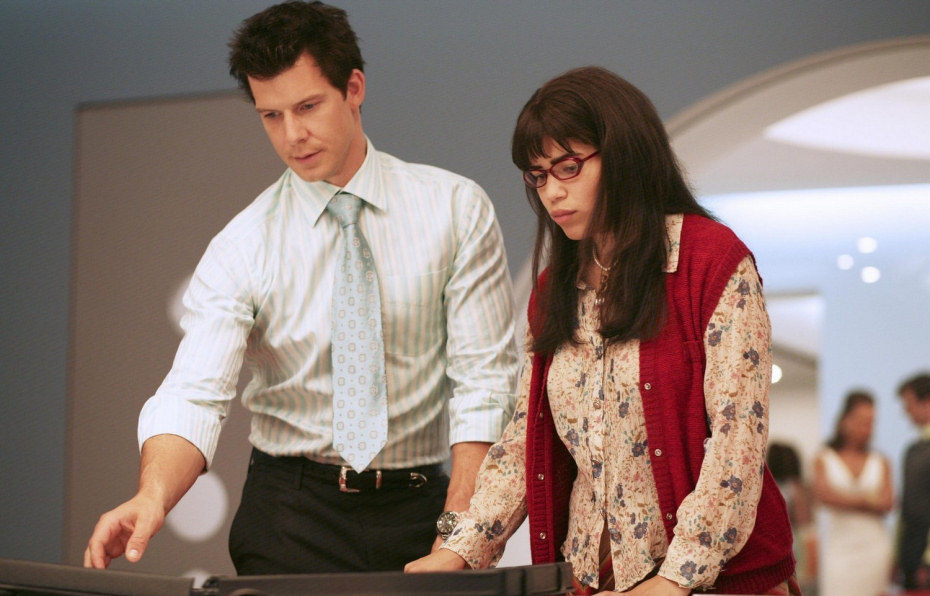 Eric Mabius y America Ferrera en el capítulo 'Reina por un día' de la serie 'Ugly Betty'