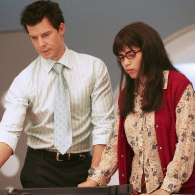 Eric Mabius y America Ferrera en el capítulo 'Reina por un día' de la serie 'Ugly Betty'