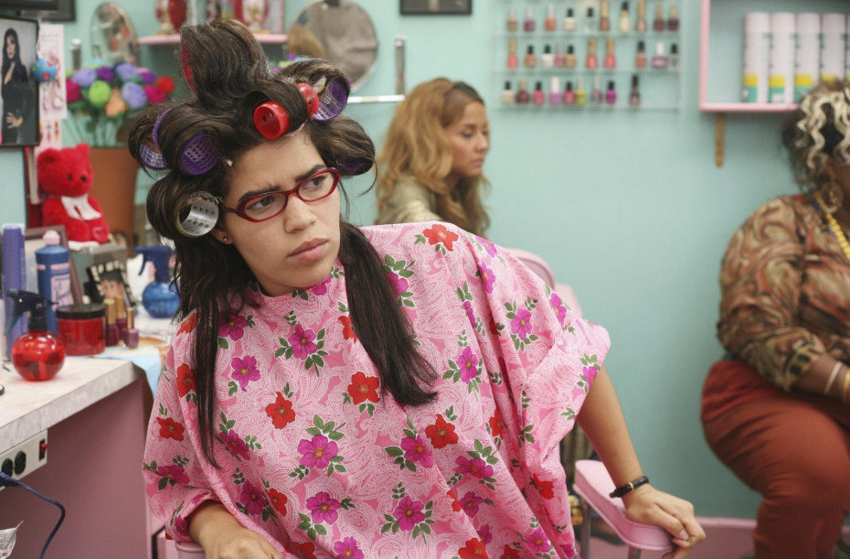 La actriz America Ferrera, con los rulos puestos en 'Ugly Betty'