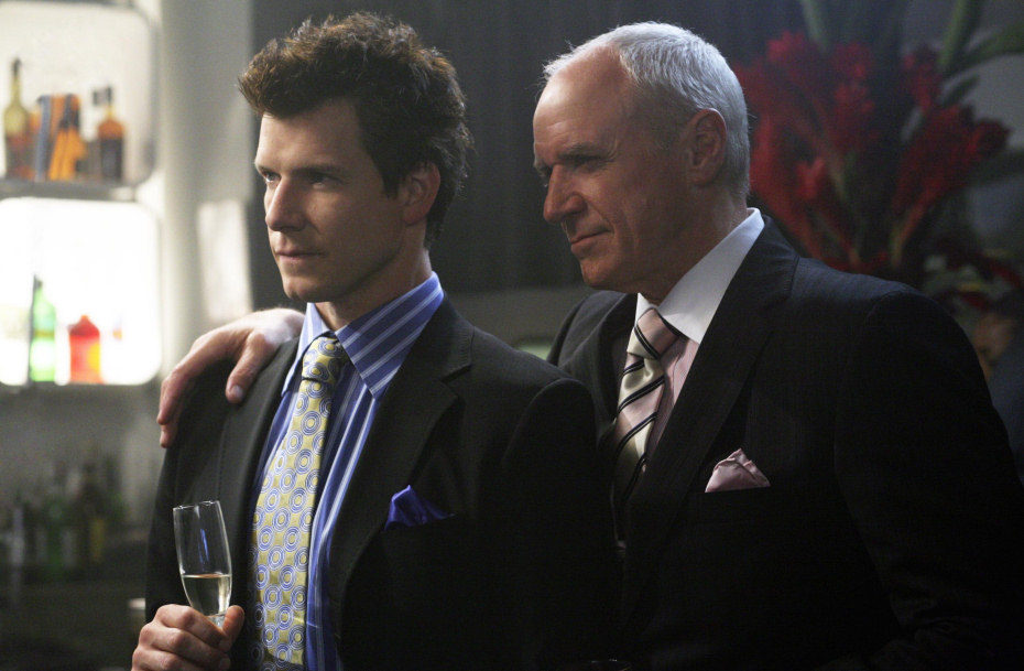 Eric Mabius y Alan Dale en el capítulo "Reinas por un día" en 'Ugly Betty'