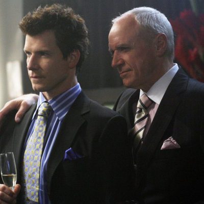 Eric Mabius y Alan Dale en el capítulo "Reinas por un día" en 'Ugly Betty'