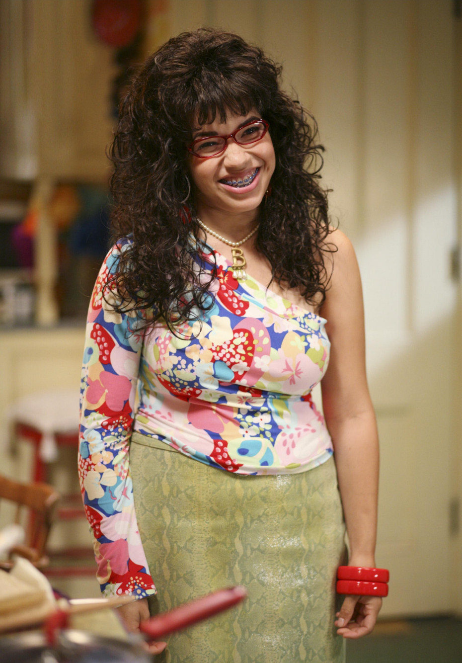 Este es el cambio de imagen de Betty Suarez en "Reina por un día" de 'Ugly Betty'